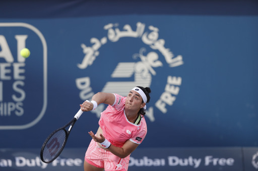 أنس جابر تحقق فوزاً ساحقاً على نظريتها كاترينا سينياكوفا في اليوم الأول من بطولة سوق دبي الحرة لتنس السيدات
