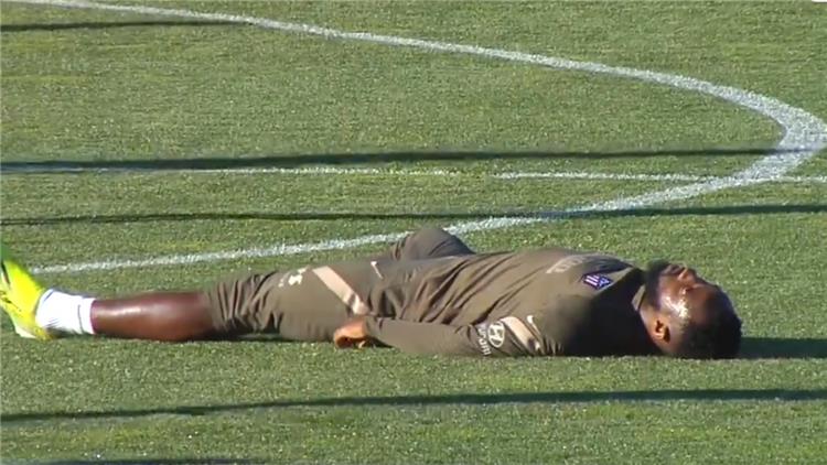 موسى ديمبلي يسقط في مران اتيليتكو مدريد ويثير الذعر