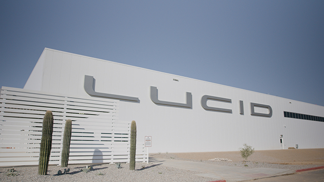جولة الرئيس التنفيذي للوسيد موتوز في مصنع إنتاج سيارات لوسيد إير