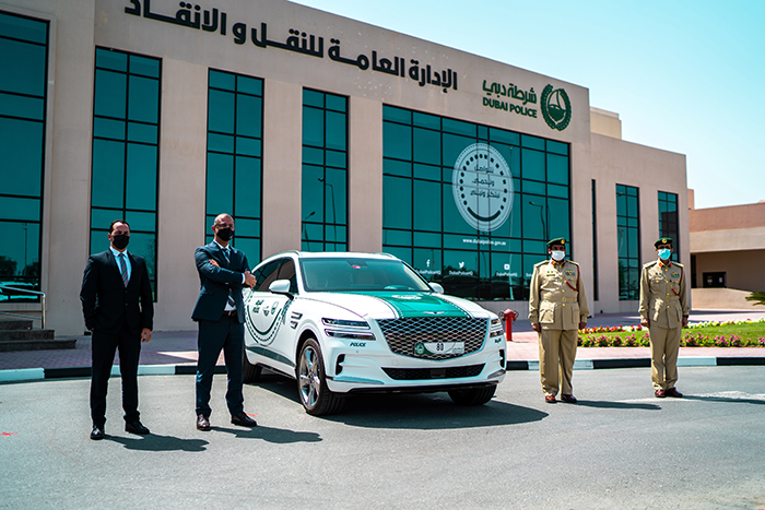 تعزيز جمعة الماجد أسطول شرطة دبي بسيارة «جينيسيس GV80»