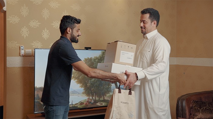 First customer in Saudi Arabia takes delivery of HUAWEI Vision S smart screen