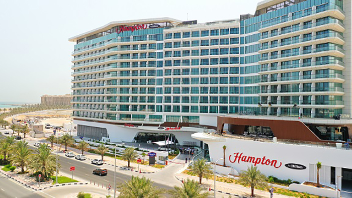 افتتاح ابواب أكبر فنادق هامبتون باي هيلتون في العالم أمام النزلاء في جزيرة المرجان