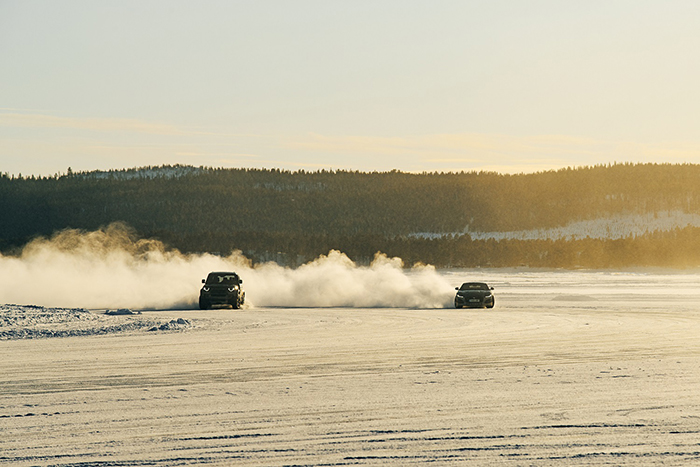 مغامرات قطبية على الجليد مع سيارات جاكوار ولاند روڤر
