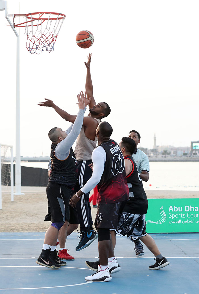 الكشف عن تنظيم بطولة أبوظبي المجتمعية لكرة السلة الثلاثية