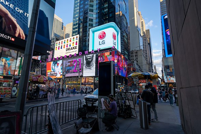 حملة ثلاثية الأبعاد تضيء التايمز سكوير في مدينة نيويورك