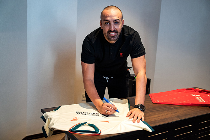 When stars meet: Former Liverpool F.C. player, Jose Enrique, poses next to MG Motor’s newest star
