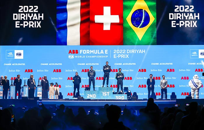 في ختام سباق فورمولا إي الدرعية 2022 . . السويسري «إدواردو مورتارا» يفوز بالجولة الثانية والهولندي «روبين فرينجز» في الوصافة