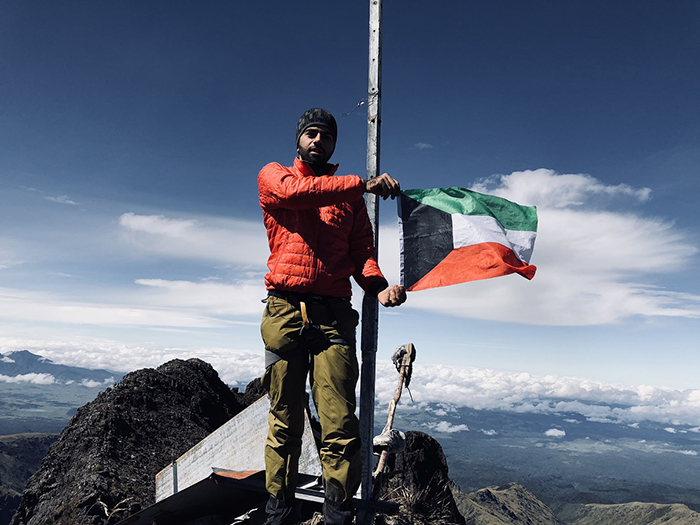 مغامر كويتي يحطم رقماً قياسياً كأصغر شخص يتسلق القمم البركانية الأعلى في العالم
