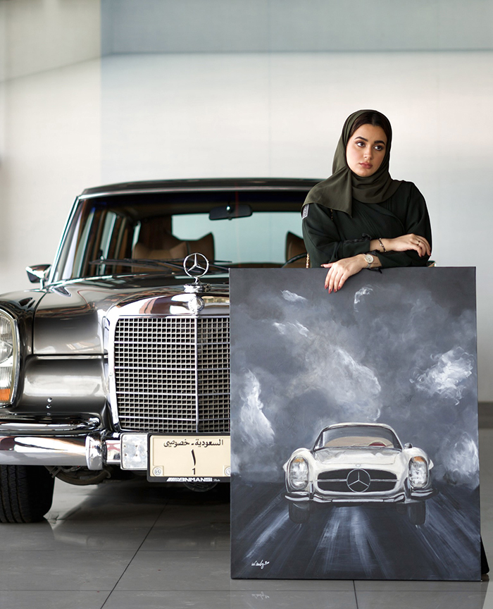 رسامة سعودية تبهر عشاق مرسيدس _ بنز حول العالم