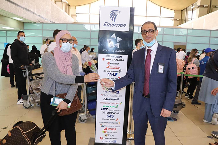 مصر للطيران تحتفل مع المسافرات بعيد الأم بمطار جدة