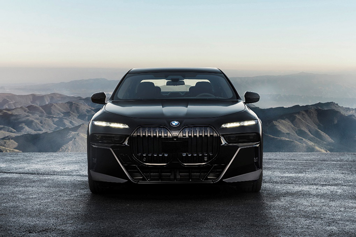 BMW الفئة السابعة الجديدة: رفاهية السيارات الفاخرة وأحدث ابتكارات العصر الرقمي
