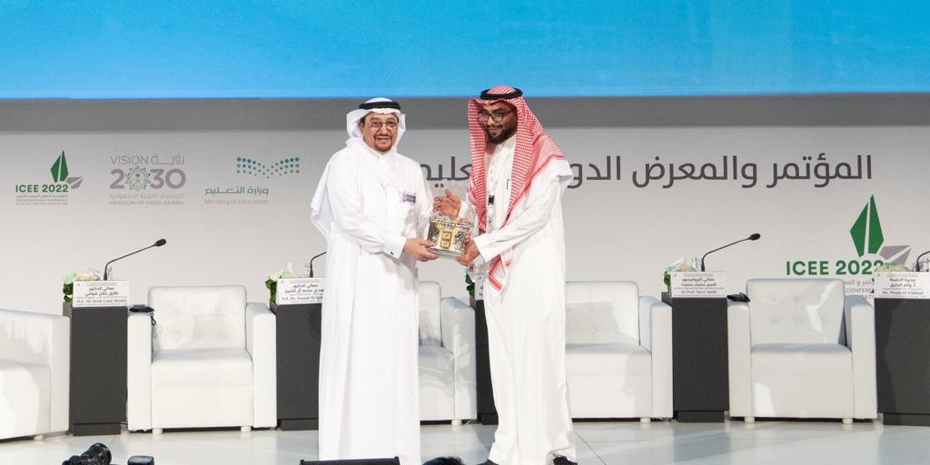 تكريم شركة «التوكيلات العالمية للسيارات» بصفتها الناقل الرسمي في «المؤتمر والمعرض الدولي للتعليم 2022» تكريم شركة «التوكيلات العالمية للسيارات» بصفتها الناقل الرسمي في «المؤتمر والمعرض الدولي للتعليم 2022»