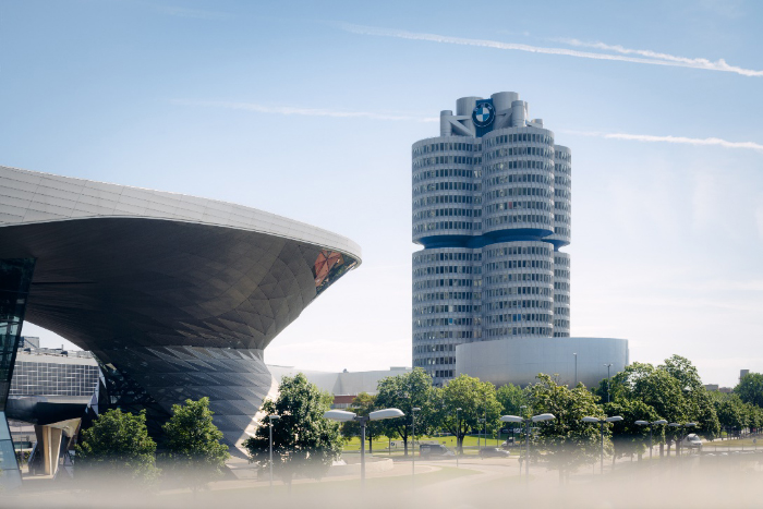 صمم ليجسد جسراً إبداعياً يطل على المستقبل . . مقر BMW الرئيسي أيقونة عالمية تحتفل بذكرتها السنوية الخمسين