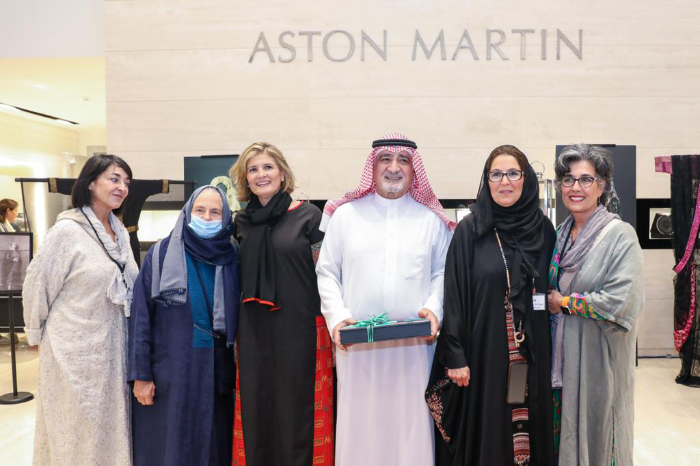 مجموعة منسوجات الخيرية تطلق كتابها الوثائقي التراثي اطلاق النسخة العربية من كتاب الملابس التقليدية للملكة العربية السعودية