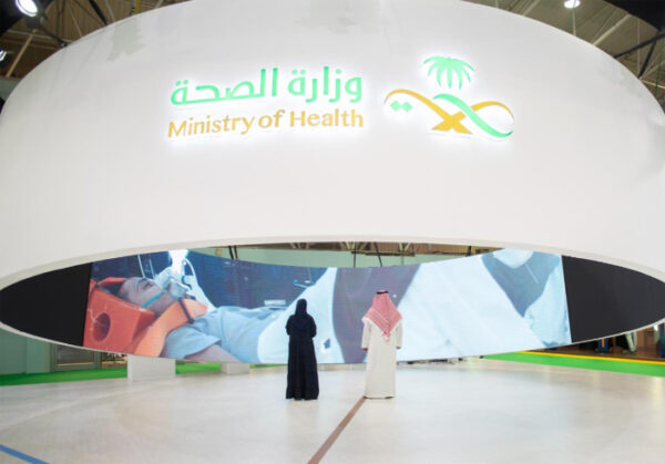 الصحة السعودية تخطط لـ 100 مشروع صحي بالشراكة مع مستثمرين بقيمة 13 مليار دولار الصحة السعودية تخطط لـ 100 مشروع صحي بالشراكة مع مستثمرين بقيمة 13 مليار دولار
