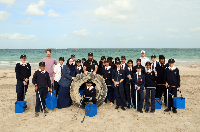 بطولة أبوظبي اتش أس بي سي للجولف تنظم حملة لتنظيف شاطئ ياس نورث