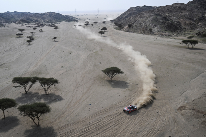 Sainz digs deep for 42nd Dakar career stage win at 45th edition