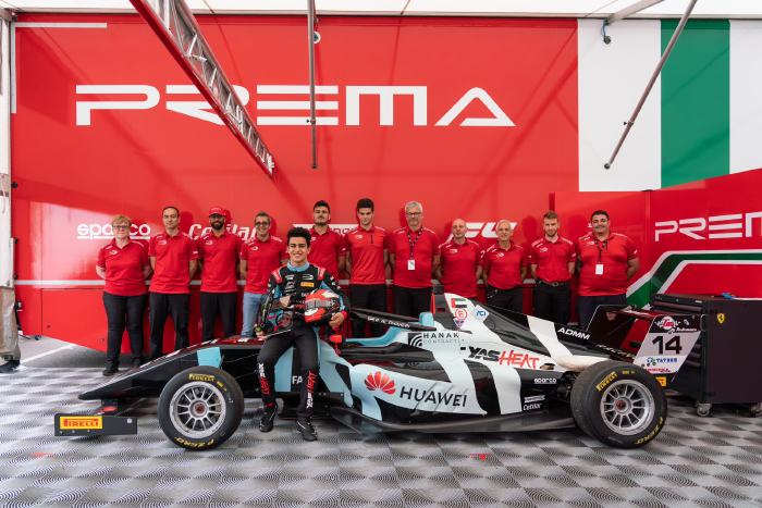 البطل الإماراتي الواعد راشد الظاهري يثير الإعجاب في سباقه الأول في الفورمولا 4