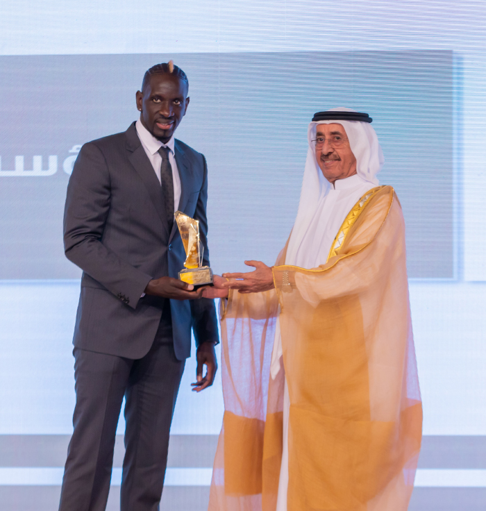 النجم العالمي مامادو ساكو يفوز بجائزة «البصمة الرياضية» ويعتز بقيم العطاء التي تجمعه مع دبي