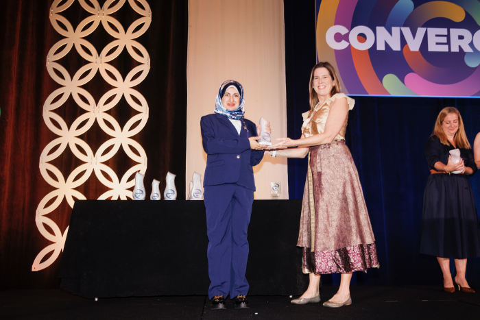 أوكيو تفوز بجائزة التمكين الشخصي (الكوتشينج) على مستوى العالم