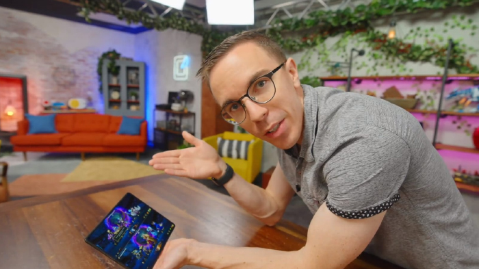 Top YouTuber demos the creative interaction on the HONOR Magic V2 foldable