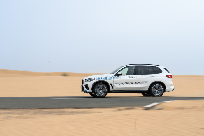 سيارة BMW iX5 Hydrogen تقدّم أداءً مبهراً في اختبارات القيادة الصحراوية وسط  ظروف مناخية قاسية