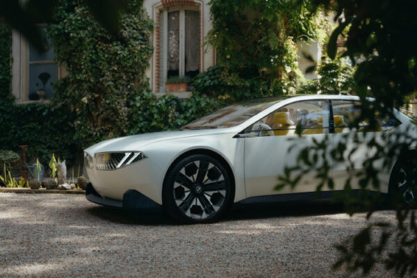 BMW تعيد ابتكار ذاتها من خلال رؤيتها التصميمية الحديثة التي تتمثّل في سيارة BMW Vision Neue Klasse BMW تعيد ابتكار ذاتها من خلال رؤيتها التصميمية الحديثة التي تتمثّل في سيارة BMW Vision Neue Klasse