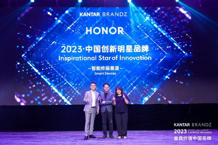 علامة HONOR تفوز بجائزة النجم الملهم في الابتكار المقدمة من Kantar BrandZ، وتتصدر قائمة أفضل 100 علامة تجارية ناشئة في الصين