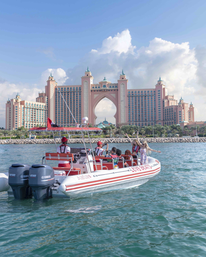 لوف بوتس الإمارات “LOVE BOAT UAE” تكشف عن عروضها الساحرة لمشاهدة معالم دبي الأبرز