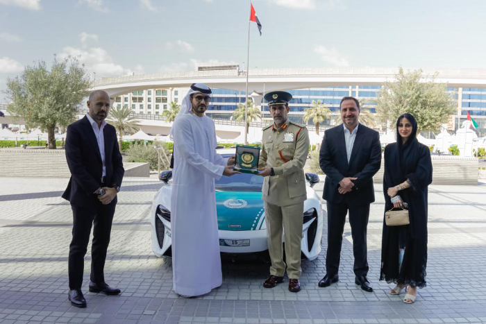 شرطة دبي وماكلارين تعلنان عن شراكة استراتيجية لتزويد أسطول دوريّاتها بالجيل الجديد من سيارة أرتورا الهجينة الخارقة