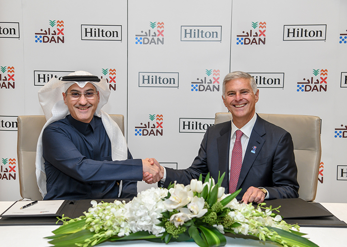 شركة دان وهيلتون توقعان اتفاقية شراكة لتشغيل ثلاث منتجعات في وجهة سياحية زراعية فريدة من نوعها في محافظة الأحساء