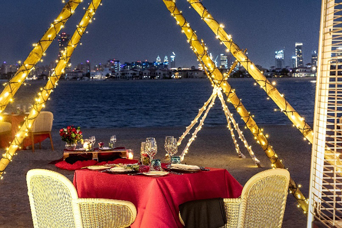 عشاء رومانسي ساحر في منتجع Th8 شاطئ النخلة دبي مع إطلالات خلابة على الخليج وأفق دبي الرائع