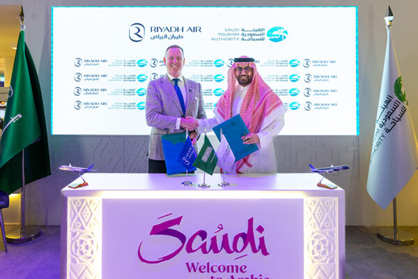 طيران الرياض والهيئة السعودية للسياحة يوقعان مذكرة تعاون للارتقاء بتجربة السفر للمسافرين طيران الرياض والهيئة السعودية للسياحة يوقعان مذكرة تعاون للارتقاء بتجربة السفر للمسافرين