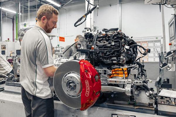 ULTRA PERFORMANCE V8 HYBRID SUCCEEDS W12 AS BENTLEY’S PINNACLE POWERTRAIN ULTRA PERFORMANCE V8 HYBRID SUCCEEDS W12 AS BENTLEY’S PINNACLE POWERTRAIN