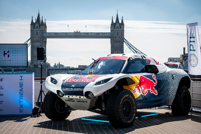 Carlos Sainz and Catie Munnings driven “to push the limits of Extreme H’s hydrogen-powered car”