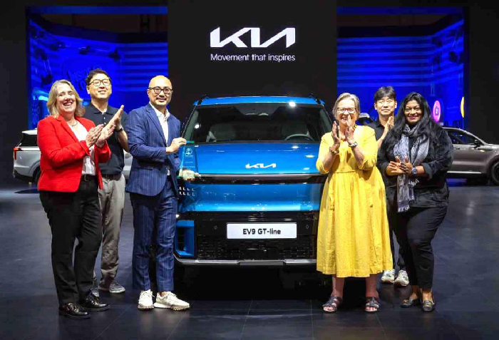 THE WOMEN WORLDWIDE CAR OF THE YEAR  PRESENTS THE KIA EV9 WITH THE AWARD FOR  BEST CAR IN THE WORLD