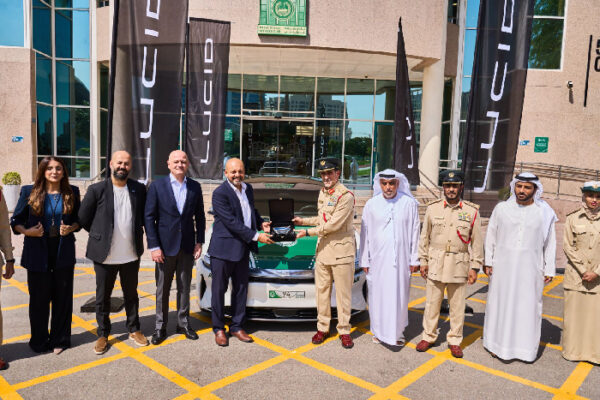 شرطة دبي تضم سيارة «لوسِد اير جراند تورينج» الكهربائية إلى أسطولها من الدوريات الأمنية السياحية