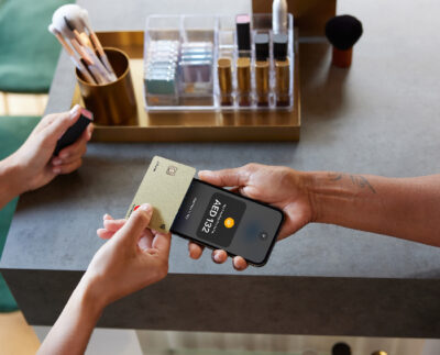 أدين تطلق ميزة قرّب للدفع على iPhone للشركات في دولة الإمارات أدين تطلق ميزة قرّب للدفع على iPhone للشركات في دولة الإمارات