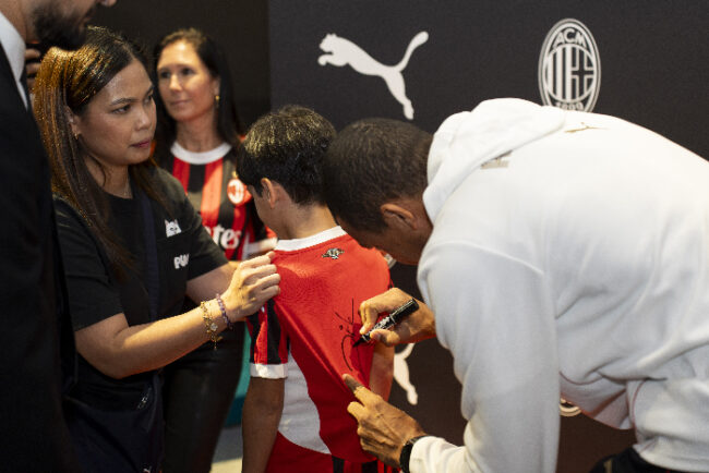 AC Milan Trophy Tour dazzles Dubai as hundreds greet Club legend Dida at PUMA flagship store AC Milan Trophy Tour dazzles Dubai as hundreds greet Club legend Dida at PUMA flagship store